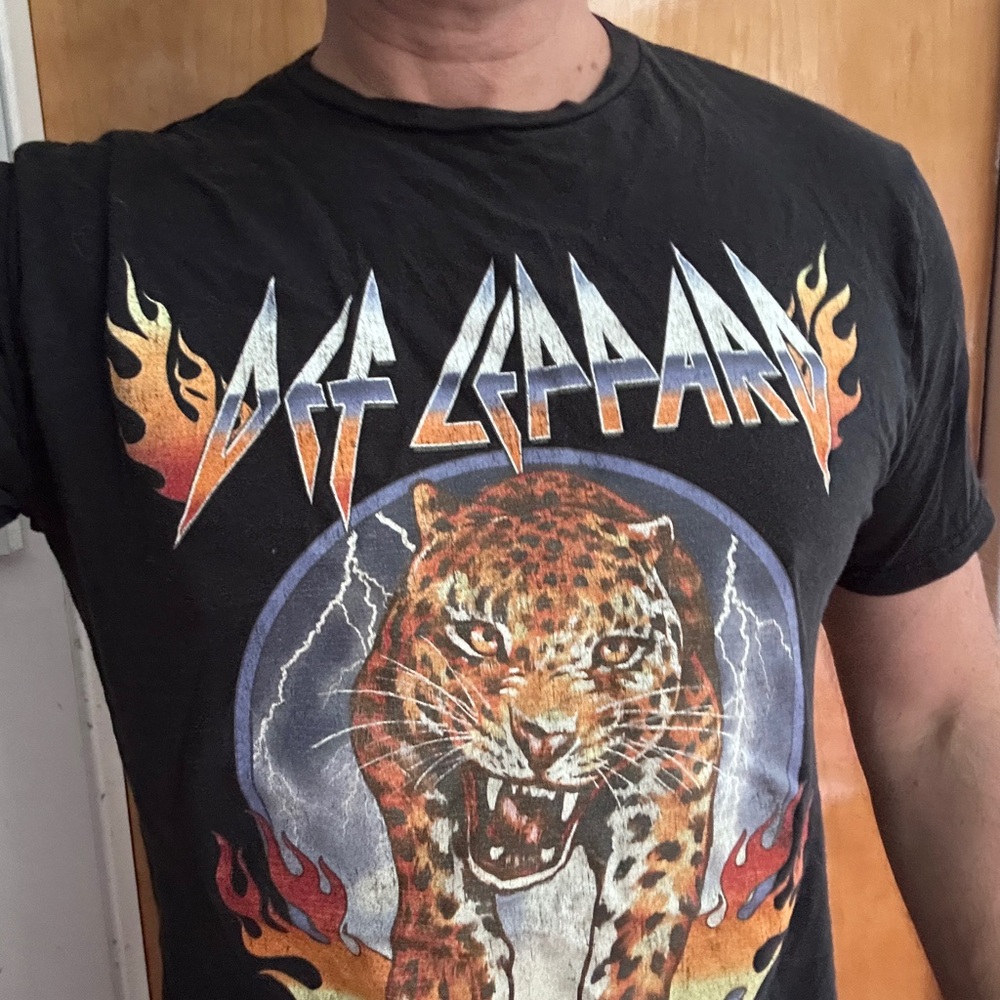 Def Leopard Tee size Large L
Worn and vintagey good